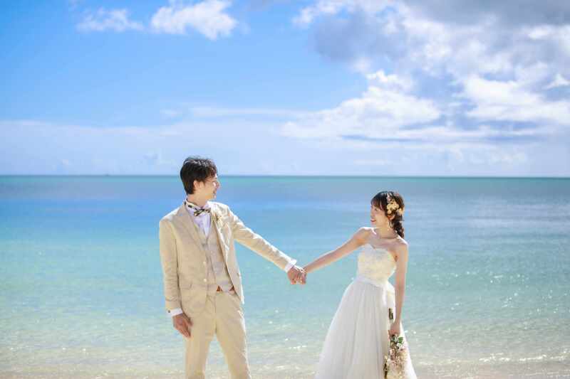 手を取り合って