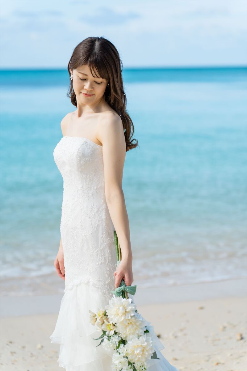 青い海に包まれて、穏やかに未来を見つめる