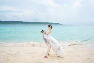 キレイな海をバックに