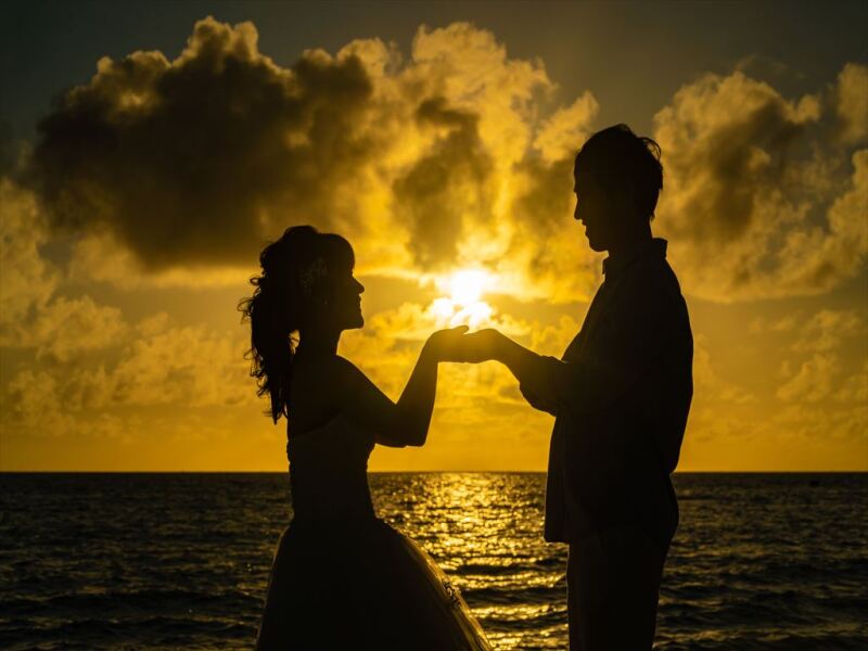 夕日をおふたりの手のひらに