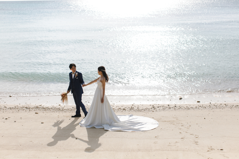 キラキラ輝く海をバックに