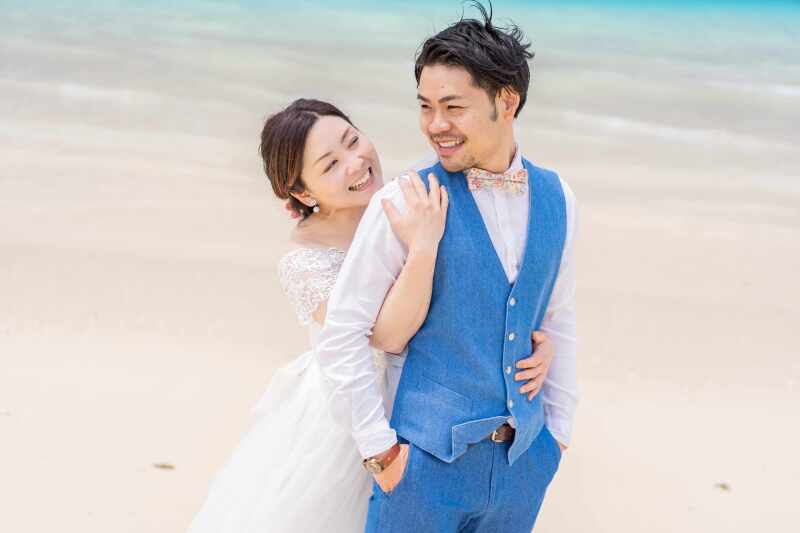 新婦さからのバックハグ