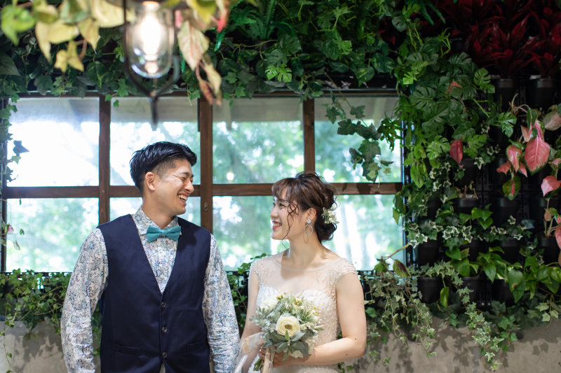 壁面緑化をバックに！ナチュラルなウエディングフォト