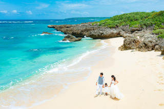 宮古ブルーの透明度の高い海をバックに！