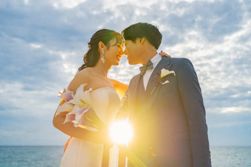 写真が苦手な方や恥ずかしがり屋さんでも大丈夫♪おふたりらしいナチュラルなポーズで楽しく撮影しましょう！