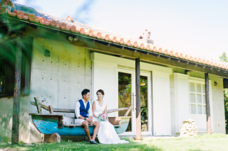 古民家風の雰囲気の中で。レトロな雰囲気が残っているのも宮古島ならではの特徴ですね。撮影バリエーションが豊富なので、撮影プランによっても様々な楽しみ方があります！