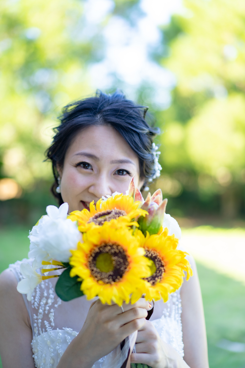 ひまわりを使って可愛らしく。お花や小物アイテムを生かした撮影も得意です◎女性の魅力を引き上げ、本来持っている美しさにさらに磨きをかけるような撮影を心がけています!
