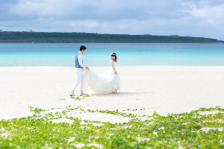 サンゴ礁や貝殻が砕けた白い砂浜が海底に広がっているのも、宮古ブルーと呼ばれる所以です＊この宮古島の魅力を活かして、優しく、そしておふたりらしい写真を残します。