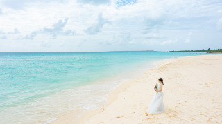 宮古島のビーチは白く、青い海との相性がとてもいいんです◎それは、島の周囲を覆っている琉球石灰岩は白色で、光を強く反射するから。エメラルドグリーンの海にドレス姿がよく映えます＊