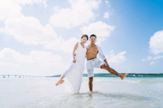 開放的な気持ちでめいっぱい楽しみましょう！おふたりの普段の様子を残せるように、撮影中の声がけも私自身が楽しみながら進めています◎こんなショットも撮って欲しいなど、リクエストも気軽に教えてください♪