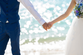 キラキラの中で繋いだ手にもふたりの仲が感じられます。何年経ってもこの日のことを思い出すと、ときめく気持ちになるように。そんなことを願いながら、おふたりと向き合っています♪