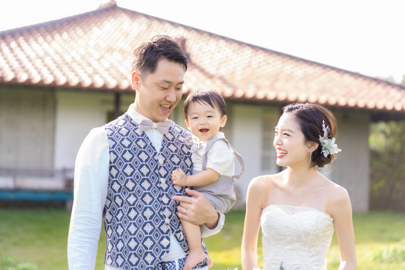 ファミリーで撮るフォトウェディングも素敵ですね♪非日常なシチュエーションですが、いつも通りリラックスして撮影に臨めるよう、心配りを大切に進めています◎