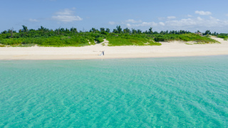 壮大な自然の中でふたりだけの空間が広がる宮古島のビーチ撮影。何度撮影していても、美しい景色にいつも心惹かれています！きっとおふたりにとっても同じ気持ちになる、ロケーション撮影になりますよ。