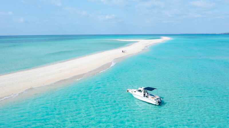 【クルーザーで⾏く幻の島&rdquo;ユニの浜&rdquo;ライトプラン】潮が引いた時に現れる幻のサンドビーチ&rdquo;ユニの浜&rdquo;で撮影
