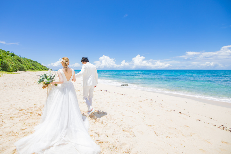 【旅するふたりの1⽇】宮古島まるごとロケーションプラン|観光×撮影でドレス+私服でアルファードで島を巡りながら⼣景まで同行撮影