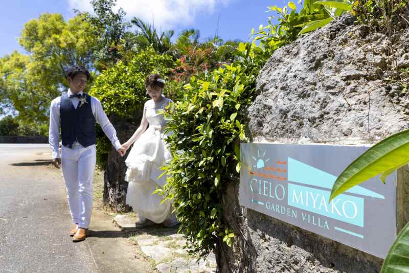 【旅するふたりの1⽇】宮古島まるごとロケーションプラン|観光×撮影でドレス+私服でアルファードで島を巡りながら⼣景まで同行撮影
