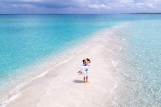【クルーザーで⾏く幻の島&rdquo;ユニの浜&rdquo;ライトプラン】潮が引いた時に現れる幻のサンドビーチ&rdquo;ユニの浜&rdquo;で撮影