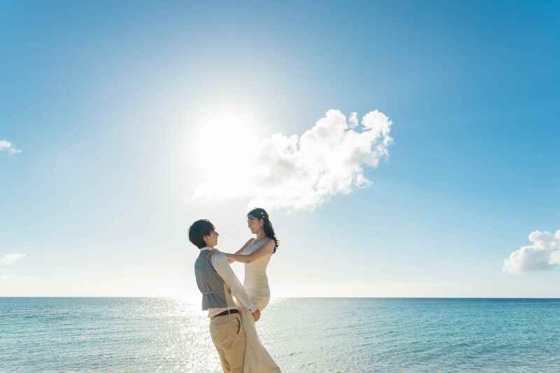 【価格変動なしの⾐装ランクフリープラン】ドレス 2 着付きビーチ&ガーデン撮影|今だけグレードアップドレ スも全てコミコミ♪