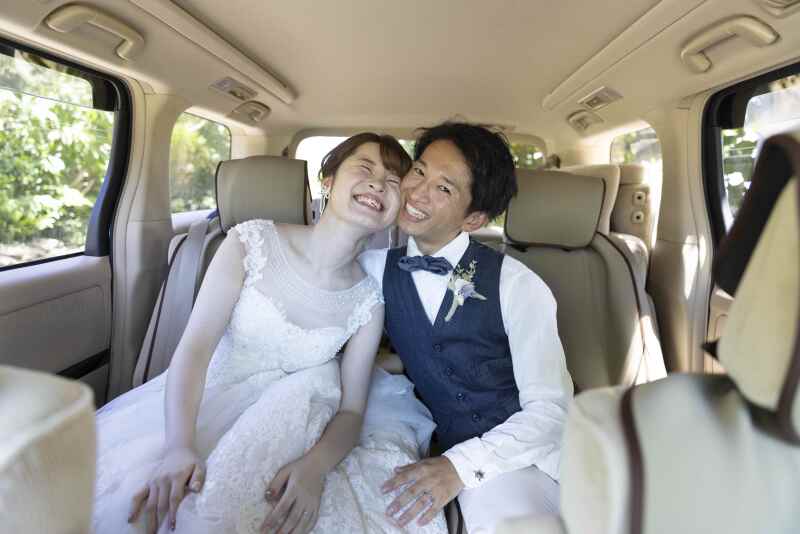 【旅するふたりの1⽇】宮古島まるごとロケーションプラン|観光×撮影でドレス+私服でアルファードで島を巡りながら⼣景まで同行撮影