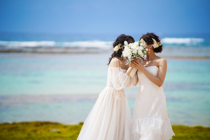 【土日祝アップ料金なし!一組完全貸切】LGBTQ+ビーチフォトプラン/ビーチ&ガーデン・150カット・ヘアメイク&ドレス込★