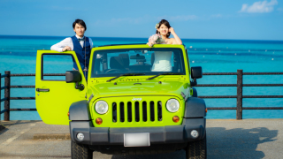  ウェディング衣装のまま、色鮮やかなグリーンのオープンカーに乗って撮影♪もちろんビーチフォト付き！ 