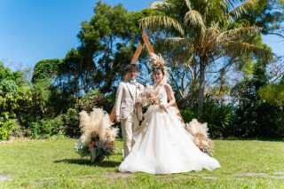 海外でのウェディングアーチをバックに撮影できる