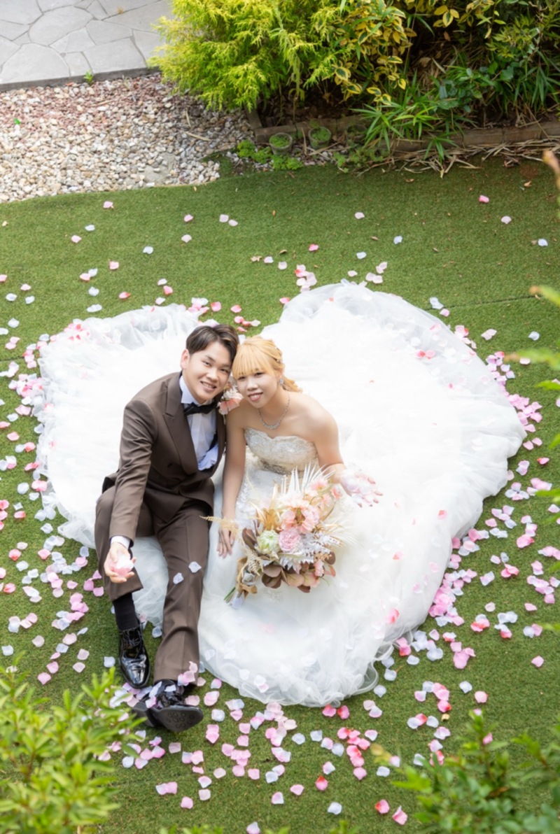 ハートのドレスと花びらで