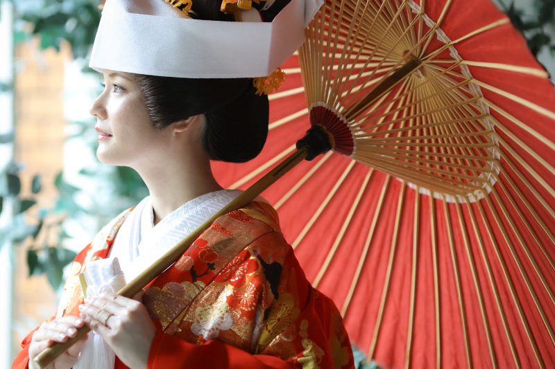 赤の傘と、和の花嫁