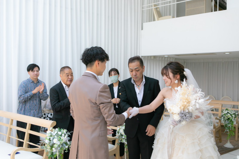 お父様と新郎のエスコートチェンジ