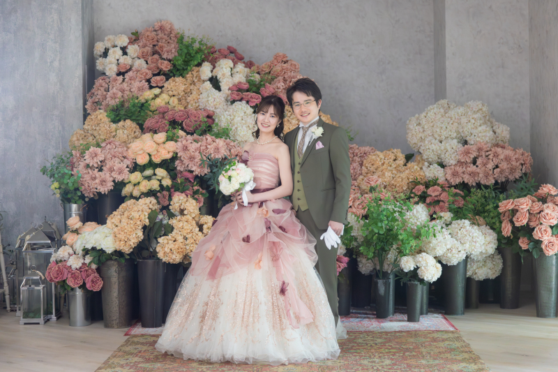 彩り豊かな花々と祝福の笑顔