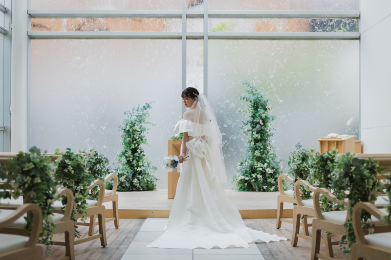 チャペルに映える気品ある花嫁姿