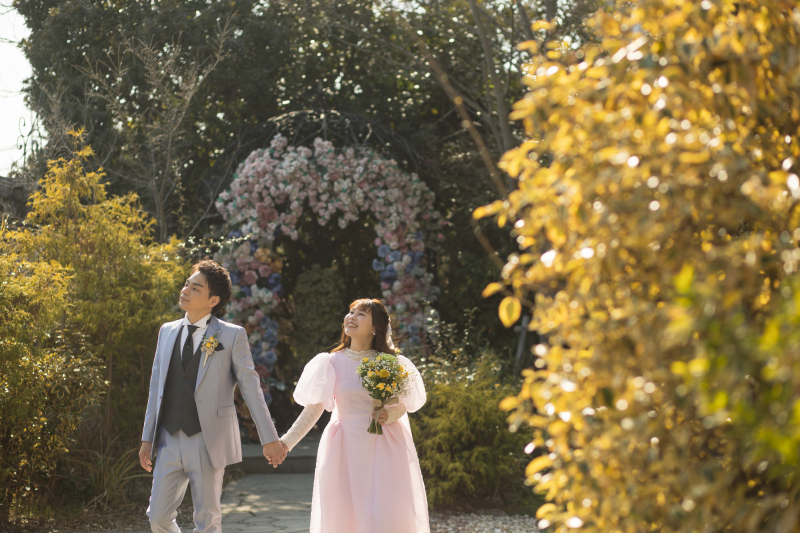 陽だまりの中で手をつなぐ