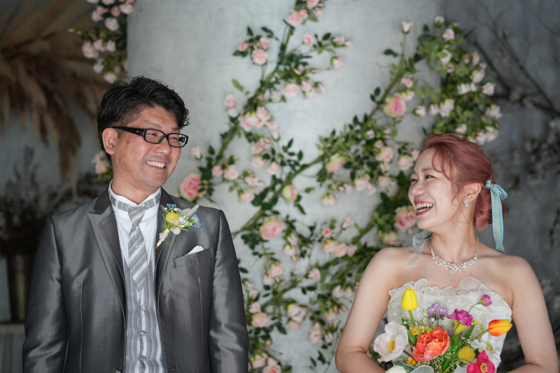 笑顔で見つめあうお二人