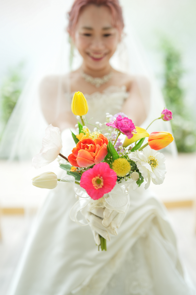 カラフルなブーケと一緒に