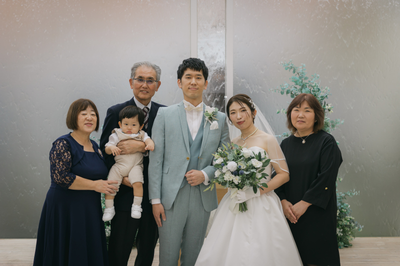 6人揃って、家族の絆を残す一枚
