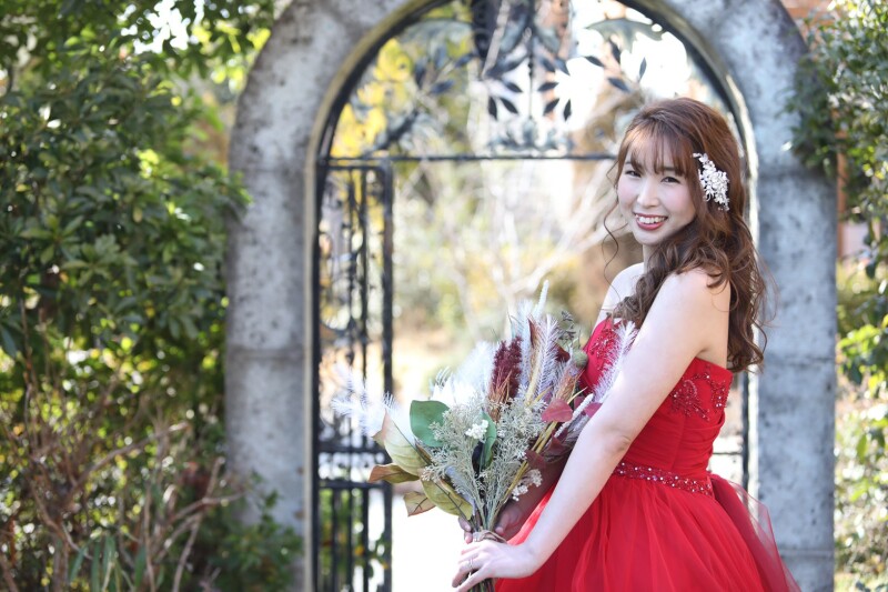 緑のガーデンに真っ赤なドレス♡