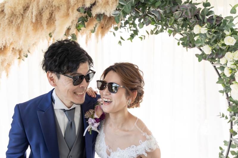 サングラスや小物を用いて遊び心のあるお写真に