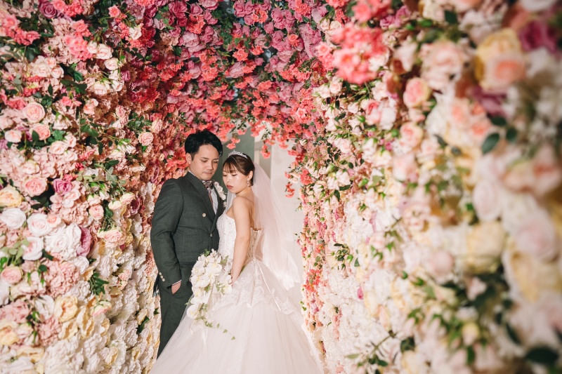 華やかな花々に映えるふたりの姿