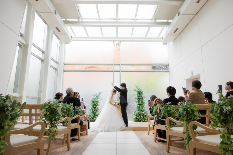 祝福に包まれたベールダウンの瞬間