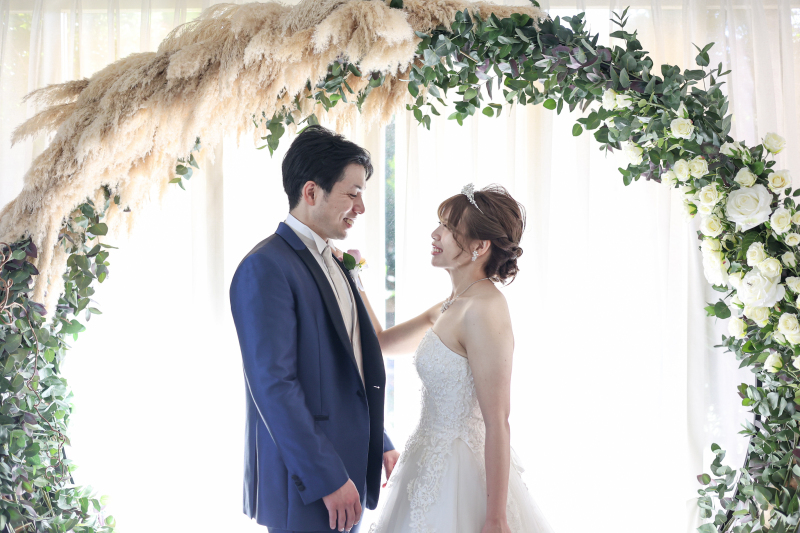 パンパスとグリーンのナチュラルアーチ