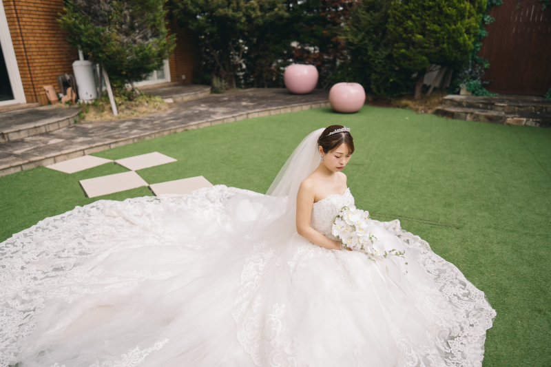 純白のドレスに包まれた優雅な瞬間