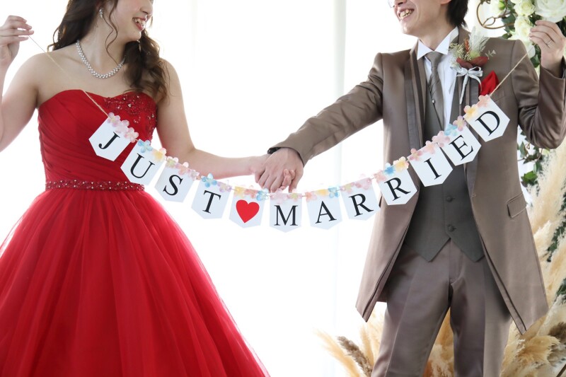 こだわりアイテムたくさん！キュートなカラードレスで撮影