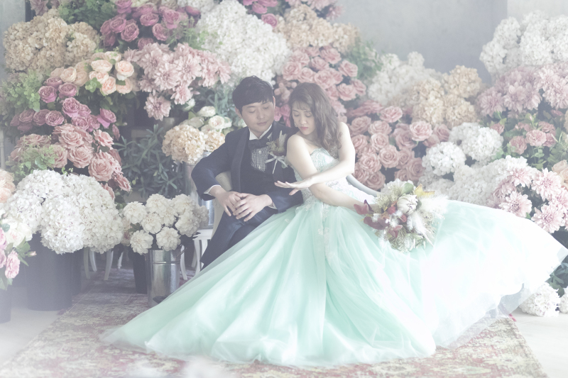 非日常的なお花をバックに