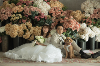 お気に入りの一着で叶えた特別な一日。こだわりのドレスが花々の中でいっそう輝いて。