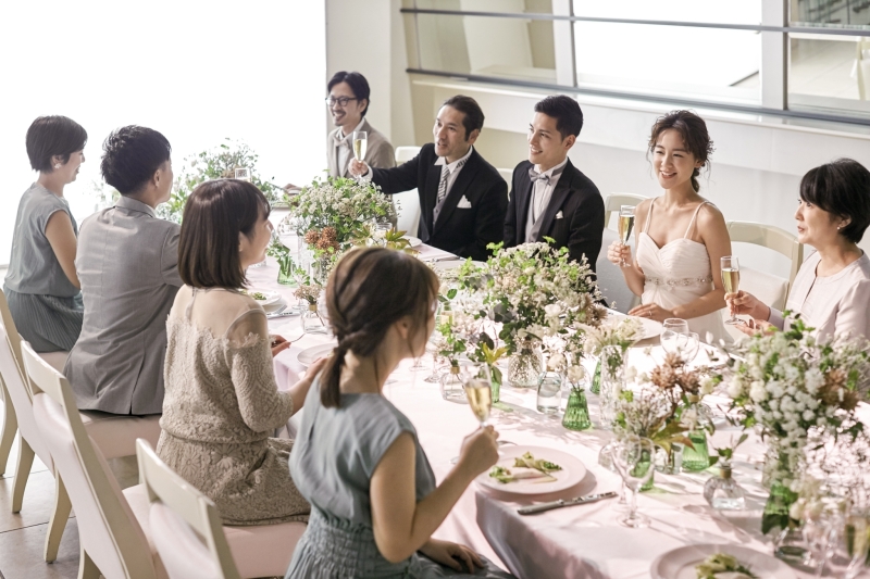 ご家族や友人と一緒に会食もできる