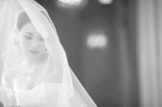 今日の主役はご新婦様。すこし恥ずかしいけれどこの機会だからこそいつもとは違う自分になりきって。雑誌の1ページのようなお写真を