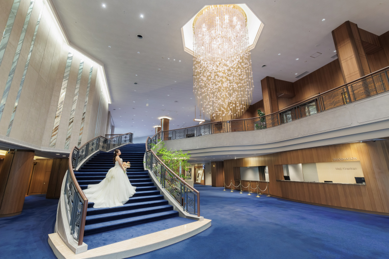 階段に広がる、ドレスの美しさ