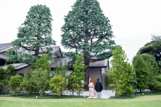 緑溢れる庭園での撮影：明治記念館