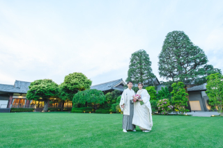 夕刻の庭園で過ごす和やかなひととき