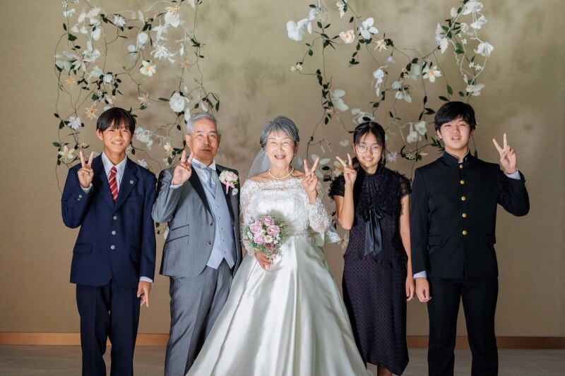 あっすー　結婚式　ファーストミート　サプライズ　メンズ用ドレス　5人用 ご家族から気持ちのこもったプレゼント！叶わなかった結婚式を今